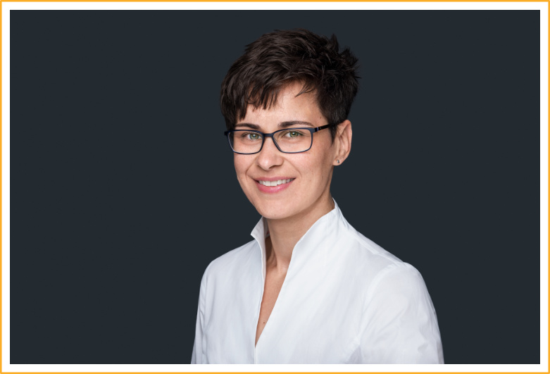 Frau zwischen 35 und 45 Jahre, dunkelbraune Kurzhaarfrisur